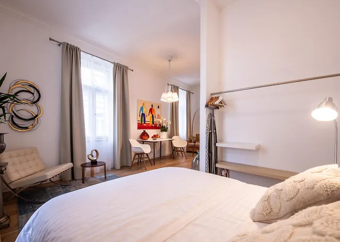 Modern Downtown Apt - Renovated, On Ideal Location